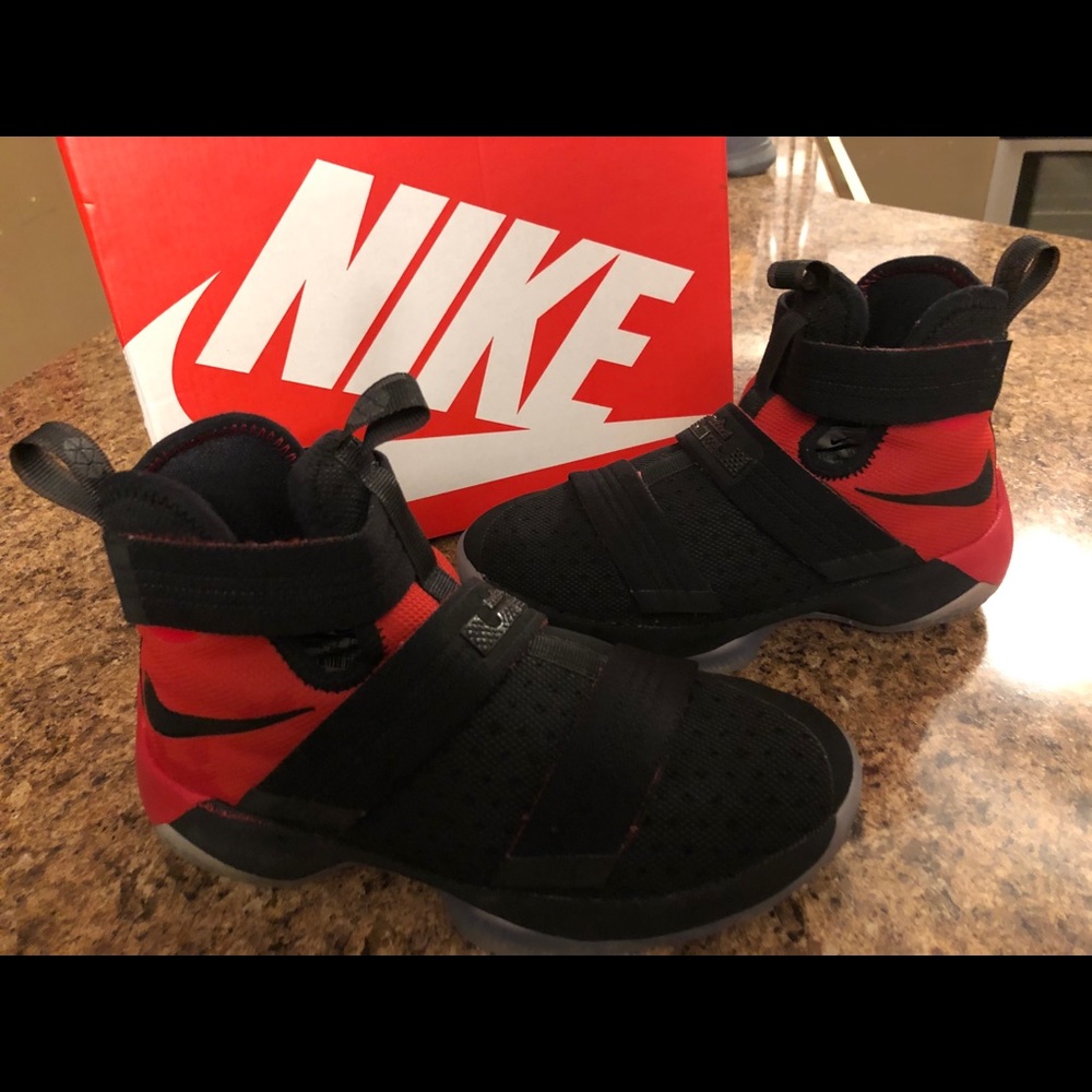 BOYS Nike LeBron Soldier 10 Basketball shoes